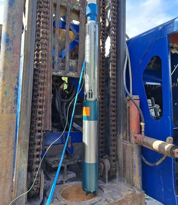 Equipo de perforación de pozos de agua trabajando en obra, torre rotativa y personal especializado en Colombia