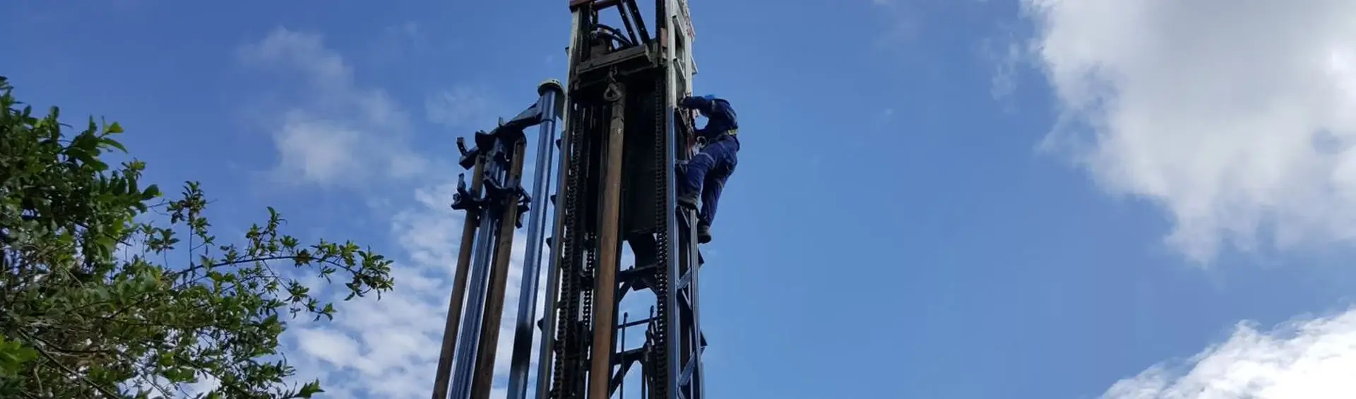 Equipo operativo de SGC elevados sobre torre de taladro para pozos de agua en Colombia